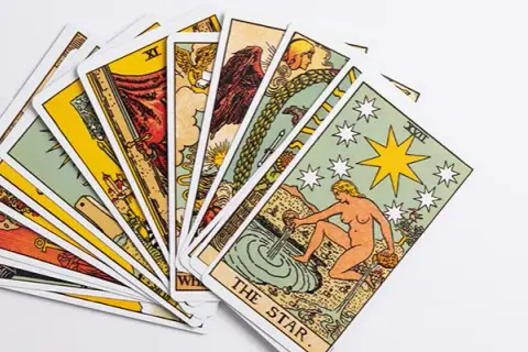 Czy tarot tak czy nie z 2 kart naprawdę działa? Odkryj prawdę!