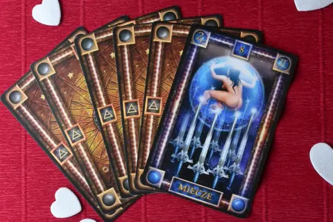 8 mieczy tarot znaczenie - jak uwolnić się od wewnętrznych ograniczeń