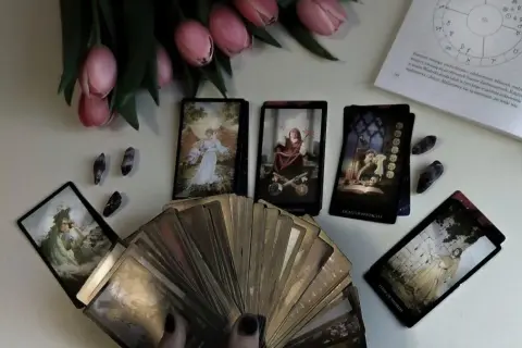 Czy tarot to czarna magia? Odkryj prawdę o tej praktyce