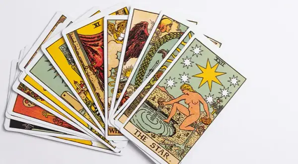 Czy tarot tak czy nie z 2 kart naprawdę działa? Odkryj prawdę!