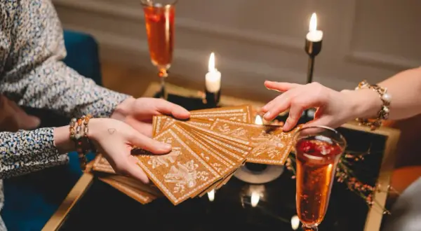Jak stawiać tarot: odkryj tajemnice kart i ich znaczenie