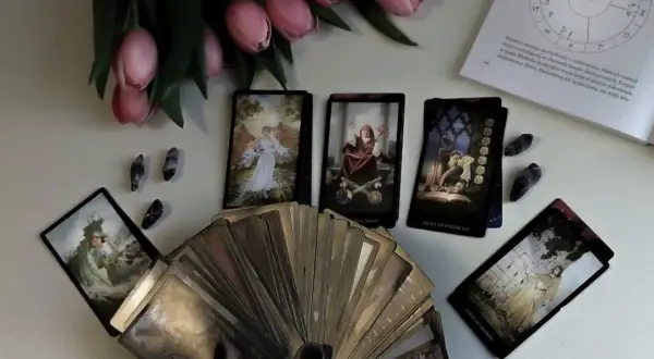 Czy tarot to czarna magia? Odkryj prawdę o tej praktyce