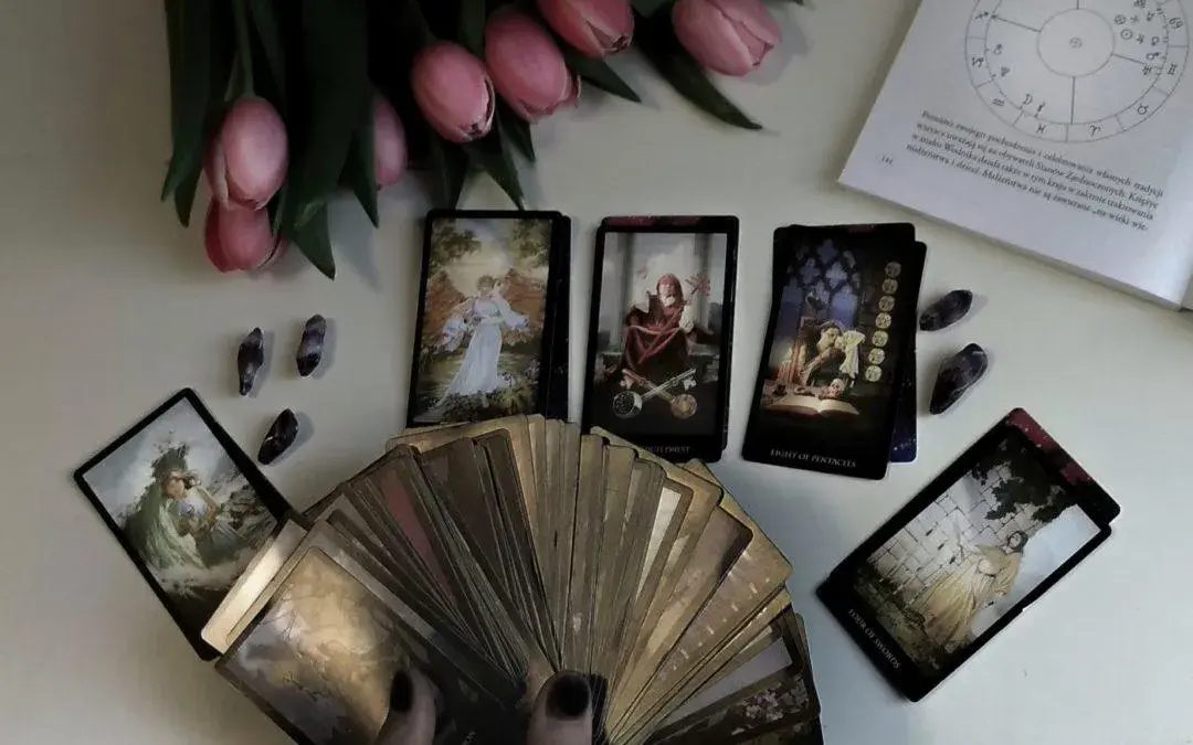 Czy tarot to czarna magia? Odkryj prawdę o tej praktyce
